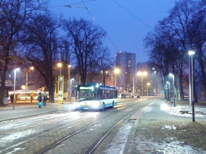 Staré a slabé veřejné osvětlení v sadu Boženy Němcové v Ostravě-Přívoze nahradila silnější a úspornější led svítidla.