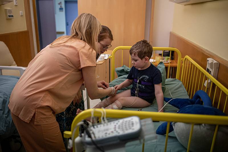 Pacient Damián Šnajdr (5) s maminkou Lenkou Šrajdrovou v centru pro poruchy spánku a bdění - spánková laboratoř FNO (Fakultní nemocnice Ostrava), 16. března 2023, Ostrava.