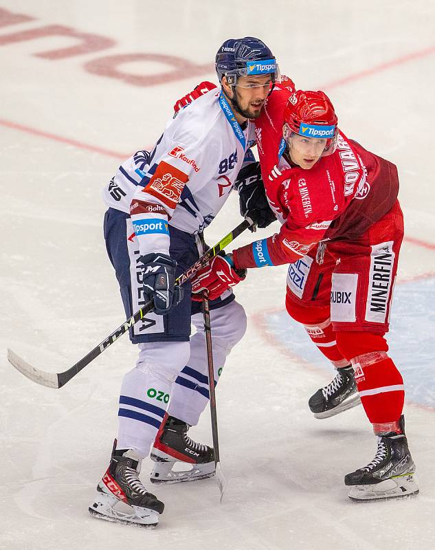 Utkání 53. kola hokejové extraligy: HC Oceláři Třinec - HC Vítkovice Ridera, 8. prosince 2021 v Třinci. Zleva Jakub Stehlík z Vítkovic a Michal Kovařčík z Třince.