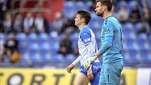 Utkání 30. kola první fotbalové ligy: FC Baník Ostrava - FK Jablonec, 20. dubna 2022 v Ostravě. (zleva) David Buchta z Ostravy a brankář Jan Hanuš z Jablonce.