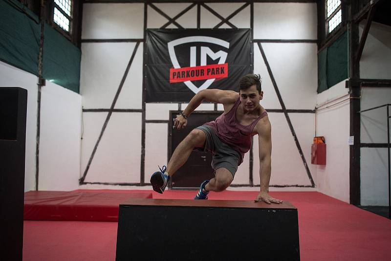 Parkour Park v Ostravě. Na snímku Tomáš Slonka. Trik Step Speed.