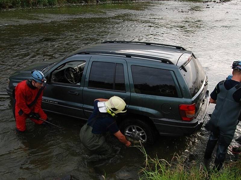 Hasiči na Hlučínsku v pátek večer vytahovali auto z řeky. 