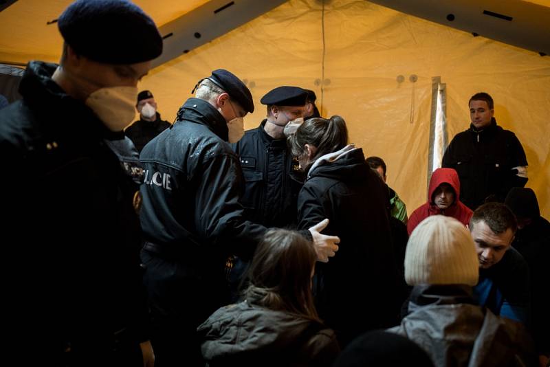 Cvičení zákroku a postupu při zajištění migrantů na hranici s Polskem v Chotěbuzi. 