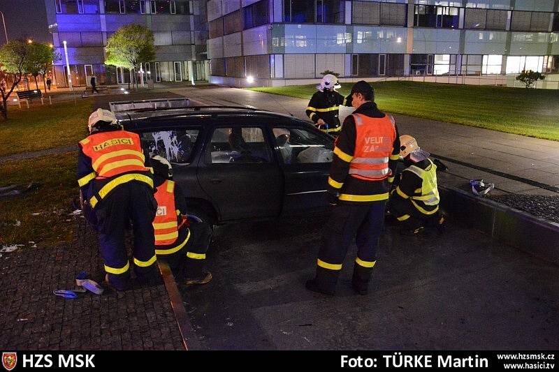 Dramatická honička v Ostravě skončila nehodou, při které třicetiletý řidič fordu vjel do fontány. Auto museli vyprostit hasiči.