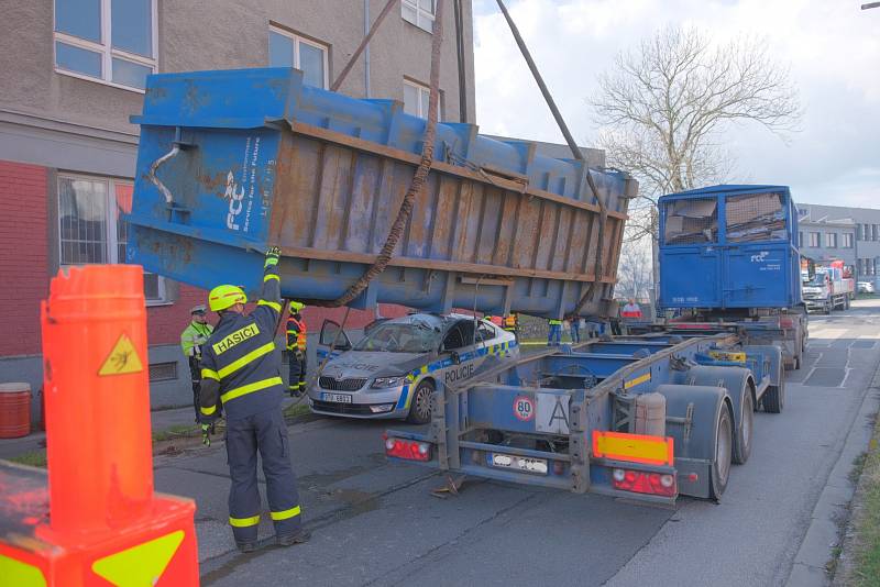 Čtyřtunový kontejner v Ostravě zavalil policejní auto se třemi muži zákona