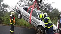 Vozidlo Citroën Xsara, které skončilo v příkopu, vyprošťovali v pátek ostravští hasiči. 