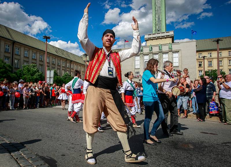 Začátek Festivalu v ulicích přilákal tisíce lidí. Bohatý program bude pokračovat ještě v sobotu a neděli.