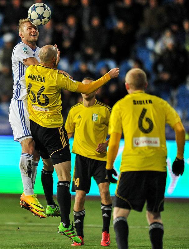 Utkání 15. kola první fotbalové ligy: FC Baník Ostrava - MFK Karviná, 25. listopadu 2017 v Ostravě. (vlevo) Tomáš Mičola a Marek Janečka.