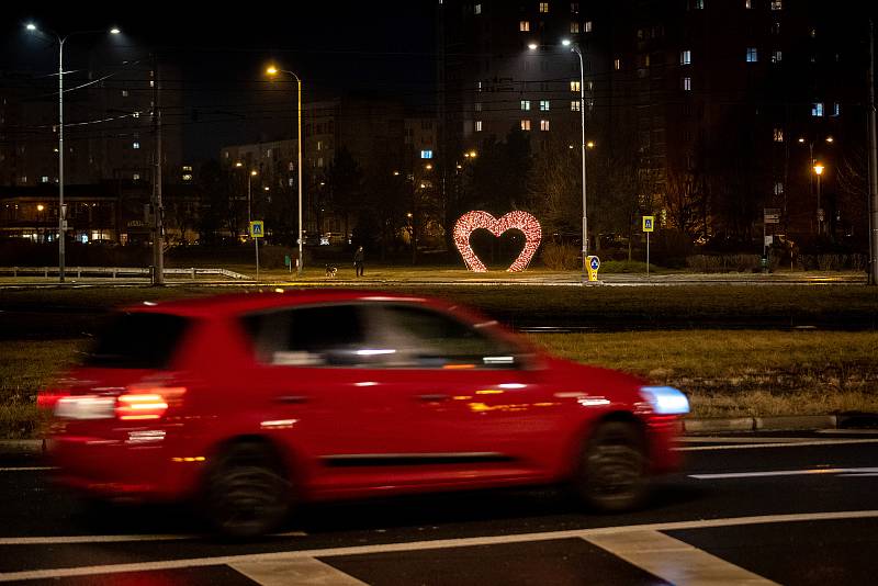 Valentýnské srdce na kruhovém objezdu v Ostravě-Hrabůvce.