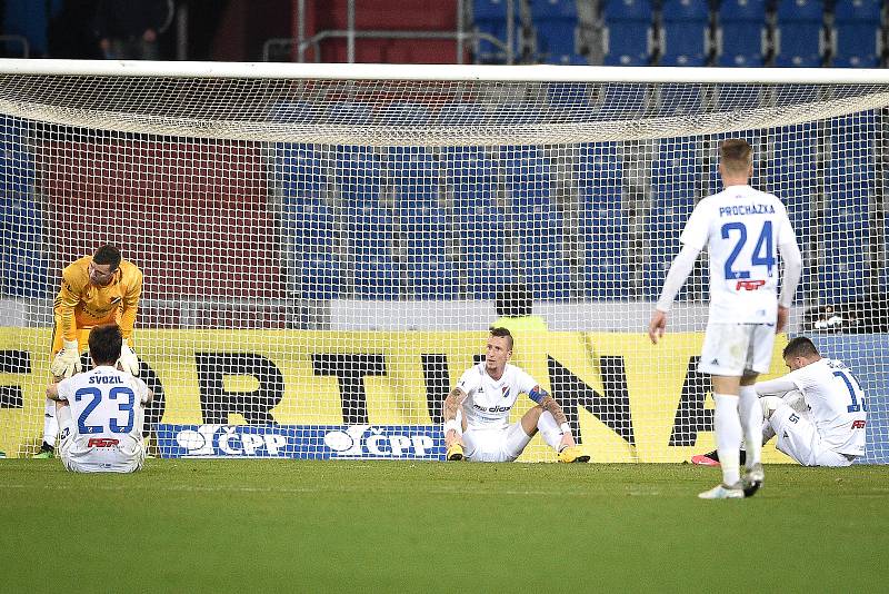 Utkání 24. kola první fotbalové ligy: Baník Ostrava - FK Mladá Boleslav, 9. března 2020 v Ostravě. Smutný tým Baníku, Jaroslav Svozil z Ostravy, brankář Baníku Jan Laštůvka, Jiří Fleišman z Ostravy, Václav Procházka z Ostravy a Patrizio Stronati z Ostravy