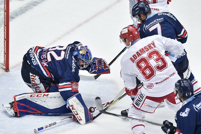 Utkání 21. kola hokejové extraligy: HC Oceláři Třinec - HC Vítkovice Ridera, 21. listopadu 2018 v Třinci. brankář Vítkovic Patrik Bartošák proti Martin Adamský.