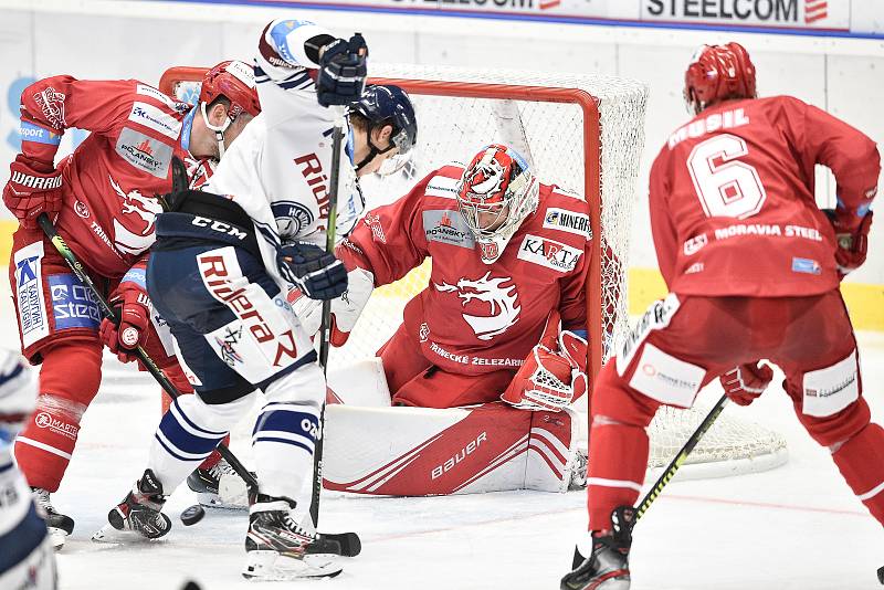 Utkání 7. kola hokejové extraligy: HC Vítkovice Ridera - HC Oceláři Třinec, 3. října 2019 v Ostravě. Na snímku (zleva) Petr Vrána, Erik Němec a brankář Třince Petr Kváča.