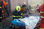 Dvě jednotky profesionálních hasičů, včetně lezecké skupiny z Ostravy-Poruby, zasahovaly v neděli v podvečer v Klimkovicích po pádu 1,5letého chlapečka do téměř pětimetrové hloubky.
