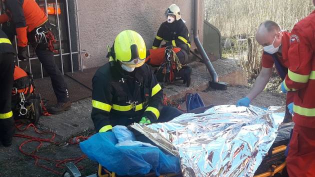 Dvě jednotky profesionálních hasičů, včetně lezecké skupiny z Ostravy-Poruby, zasahovaly v neděli v podvečer v Klimkovicích po pádu 1,5letého chlapečka do téměř pětimetrové hloubky.