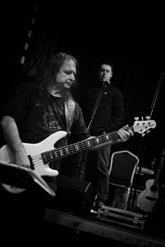 Josef Perzyna, baskytarista Rock and Roll Bandu Marcela Woodmana.