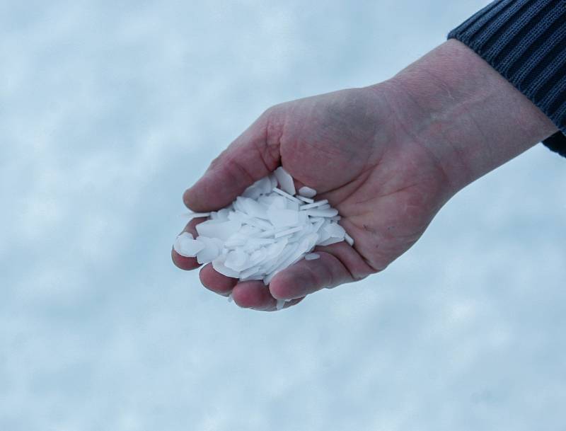 NA SKALCE VYRÁBĚJÍ SNÍH pro Korejskou vesničku v centru Ostravy. Na snímku správce skiareálu Lubor Pavlík.