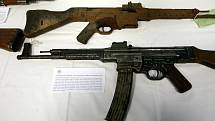 Část odevzdaných zbraní policie prezentovala na páteční tiskové besedě. Nechyběly mezi nimi pistole, samopaly nebo podomácku vyrobené zbraně. 