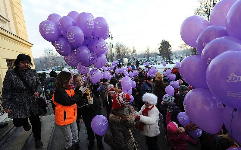 Děti na Slezské vypouštěly balonky