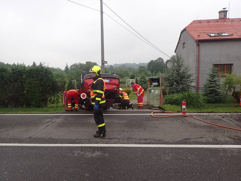 Sobotní zásah hasičů v Bartovicích u převrácené mazdy.