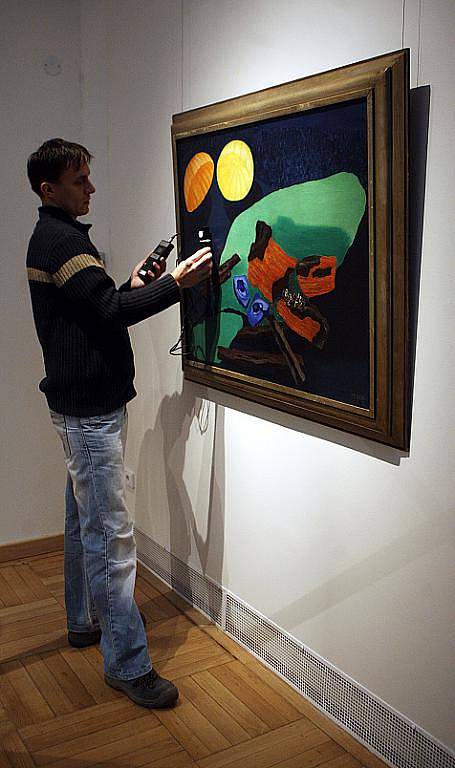 PERLY. I tak lze nazvat vzácná umělecká díla, která můžete zhlédnout na výstavě nazvané Černá slunce / Odvrácená tvář modernity 1927 až 1945, která bude zahájena v úterý v 17 hodin v ostravském Domě umění. Snímek zachycuje pondělní přípravy.
