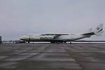 Obří Mrija, největší nákladní letadlo světa, přistála na letišti v Mošnově.