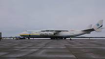 Obří Mrija, největší nákladní letadlo světa, přistála na letišti v Mošnově.