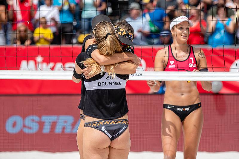 J&T Banka Ostrava Beach Pro, utkání o 3. místo: 1 Anouk Vergé-Dépré (SUI), 2 Joana Heidrich (SUI) - 1 Tanja Hüberli (SUI), 2 Nina Brunner (SUI), 29. května 2022 v Ostravě.