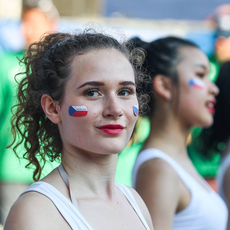 Finále muži: ČR - Norsko. FIVB Světové série v plážovém volejbalu J&T Banka Ostrava Beach Open, 2. června 2019 v Ostravě. Na snímku roztleskavačka.