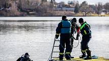 Báňští potápěči z HBZS cvičí záchranu pod vodou v Žermanické přehradě, 18. února 2022 v Lučině.