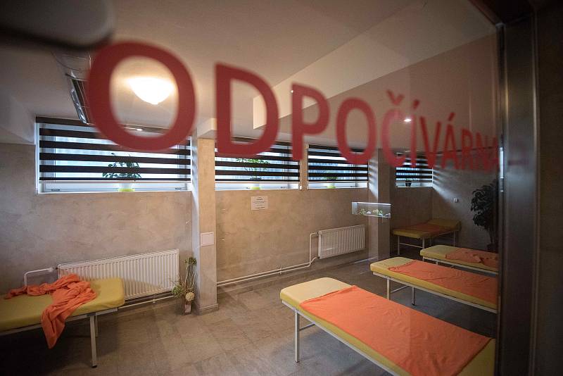 K sauně v ostravské Čapkárně patří příjemné prostředí recepce, ochlazovací bazén, odpočívárna či další relaxační procedury.