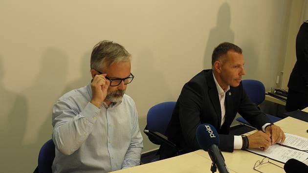 Policie odložila vyšetřování nemocničního masakru. Na tiskové besedě to uvedli dozorující státní zástupce David Bartoš (vlevo) a ředitel moravskoslezské policie Tomáš Kužel.