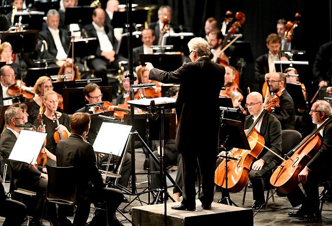 Orchestr JFO se šéfdirigentem Vassily Sinaiskym.