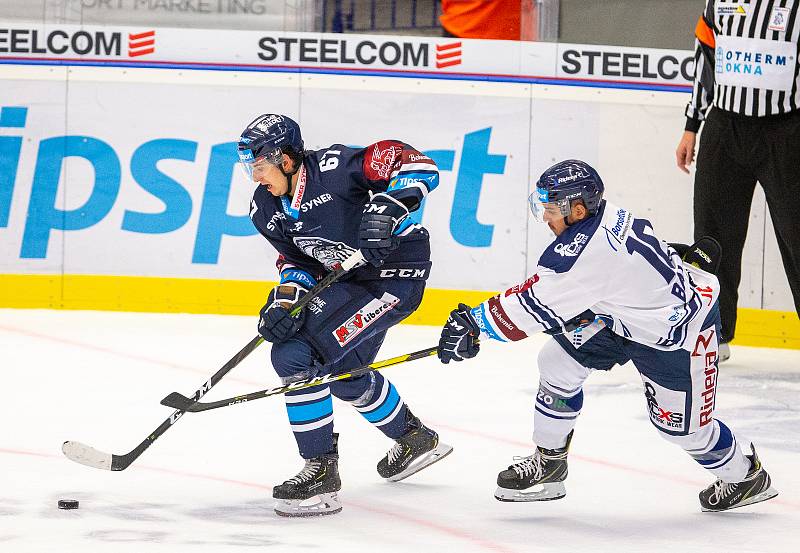 Utkání 3. kola hokejové extraligy: HC Vítkovice Ridera - Bílí Tygři Liberec, 20. září 2019 v Ostravě. Zleva Tomáš Hanousek z Liberce a Jozef Baláž z Vítkovic.