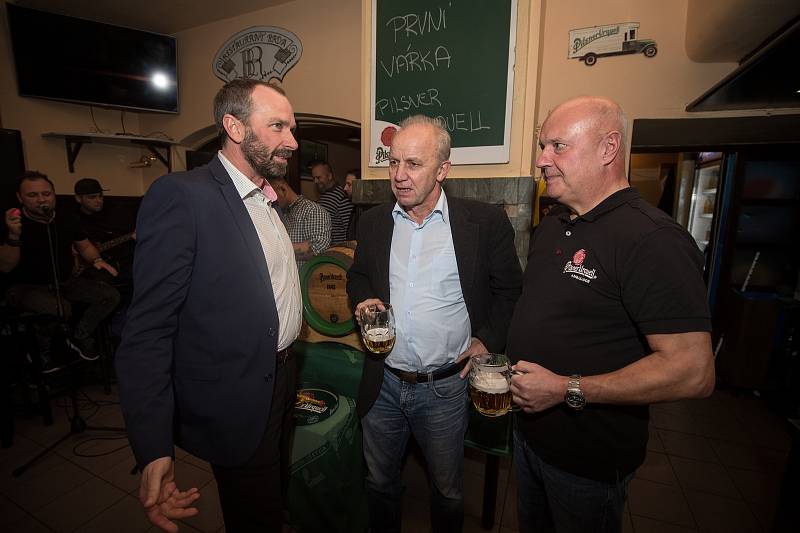 První várka Pilsner Urquell v pivnici U Rady, 2. listopadu 2018 v Ostravě.