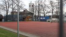 Sportovní hřiště ve Svinově.