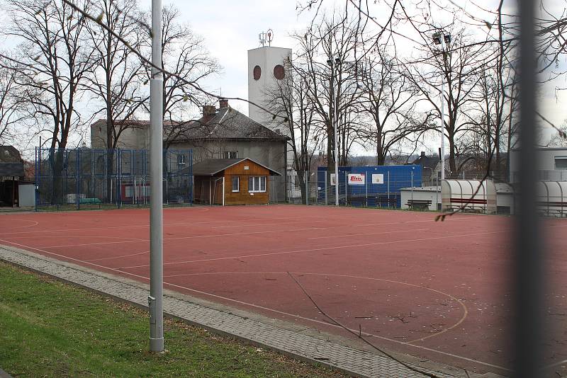 Sportovní hřiště ve Svinově.