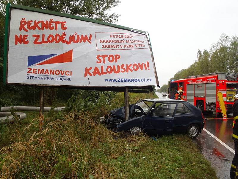 Politický billboard jedné ze stran kandidujících v předčasných volbách málem vyvrátil řidič (37 let), který v neděli projížděl Ostravou.