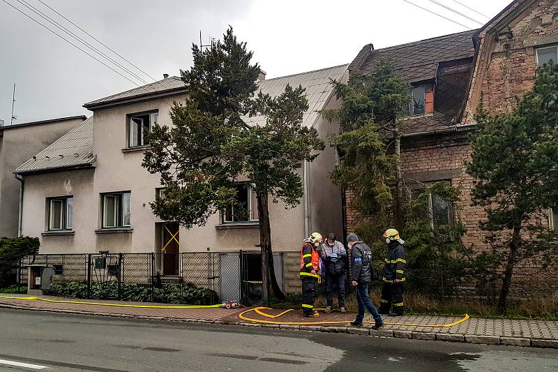 Policejní zásah a uzavřená Paskovská ulice v Hrabové kvůli požáru domu, v jehož útrobách se nacházela ostrá munice. Museli být evakuováno lidé z pěti rodinných domků, 17. dubna 2021 v Ostravě.