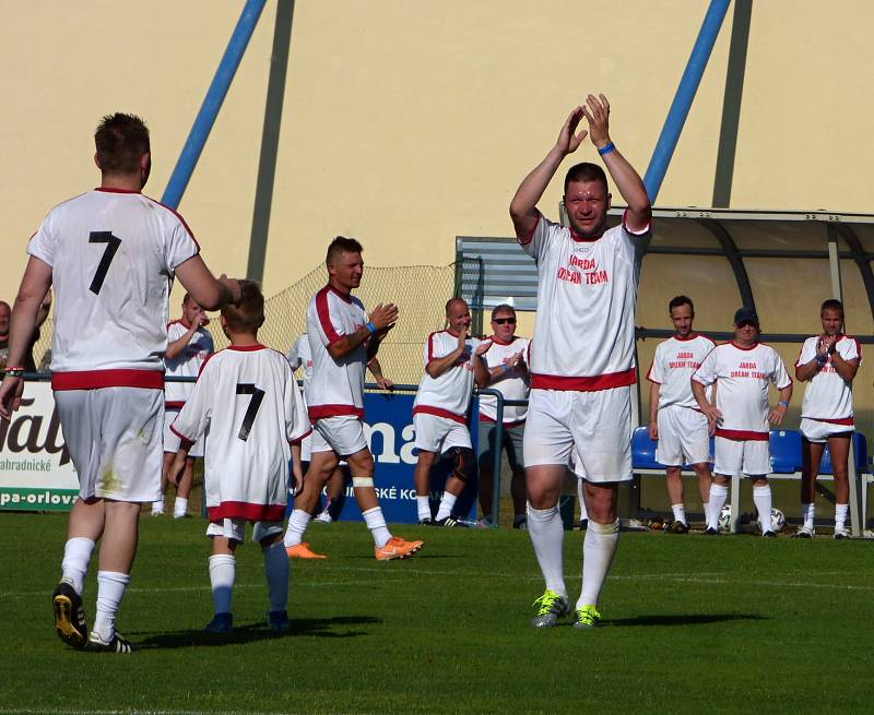 Hokejové a fotbalové osobnosti Šachtar BO Ostrava pomohly v Bohumíně malému Kubíkovi. Na snímku Jaroslav Kubinski.