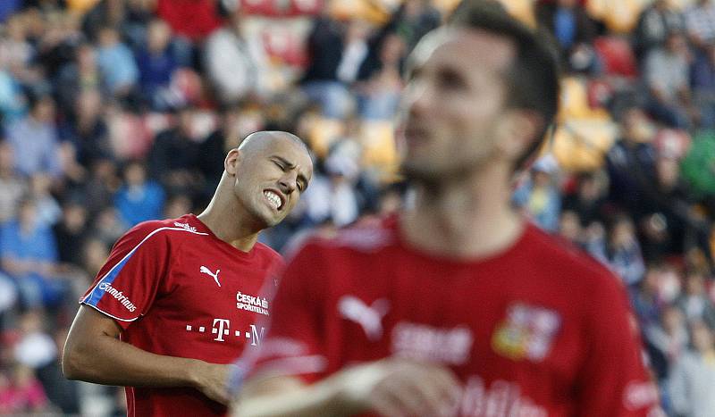 Trénink české fotbalové reprezentace před zápasem kvalifikace na EURO 2012 se Španělskem 6. října v Praze. Na snímku Tomáš Sivok. V pozadí Milan Baroš.