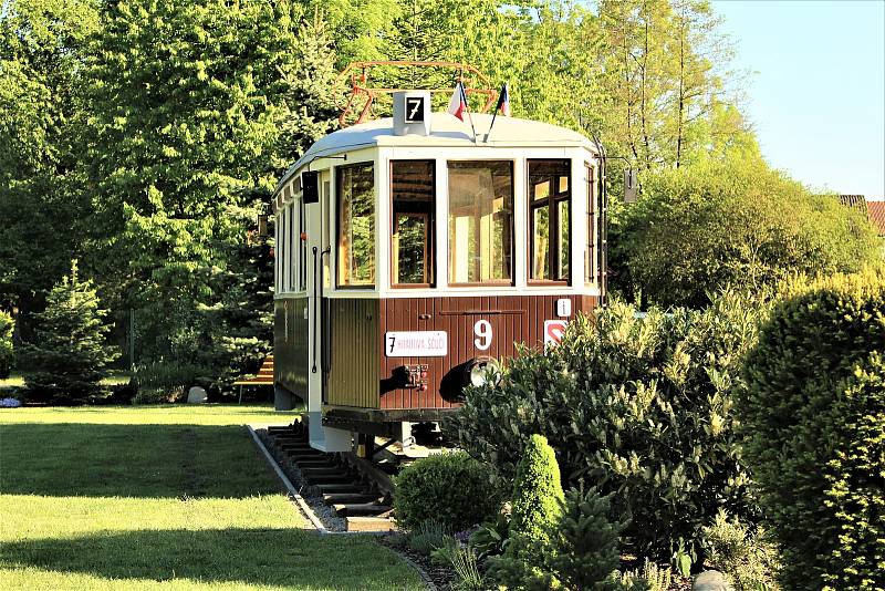 Nadšenec Jan Kohoutek na své zahradě v Ostravě-Hrabové opravuje historickou tramvaj, 23. 5. 2022, Ostrava
