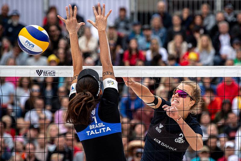 Turnaj Pro Tour kategorie Elite v plážovém volejbalu, 29. května 2022 v Ostravě. Finálové utkání žen. (zleva) Talita Da Rocha Antunes (BRA) a Svenja Müller (GER).