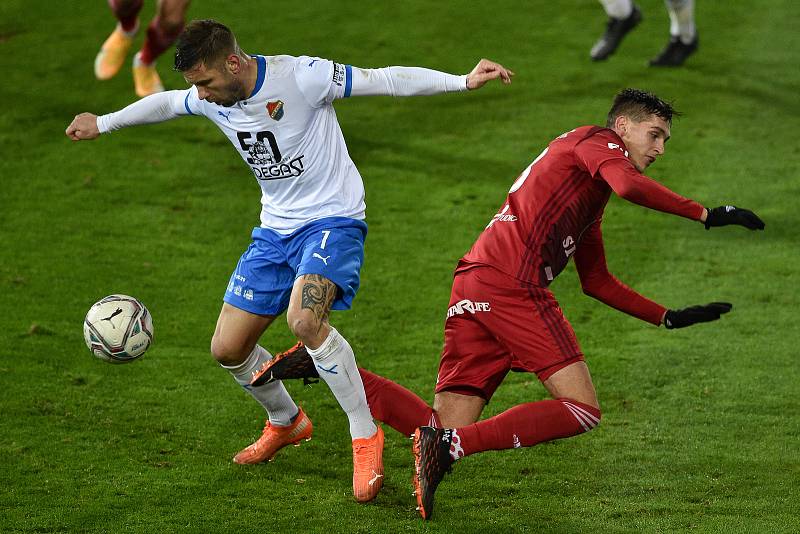 Utkání 13. kola první fotbalové ligy: FC Baník Ostrava - Sigma Olomouc, 18. prosince 2020 v Ostravě. (Zleva) Martin Fillo z Ostravy a Mojmír Chytil z Olomouce.