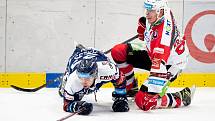 Utkání 50. kola hokejové extraligy: HC Vítkovice Ridera - HC Dynamo Pardubice, 2. března 2021 v Ostravě. (zleva) Marek Kalus z Vítkovic a Matouš Kratochvil z Pardubic.