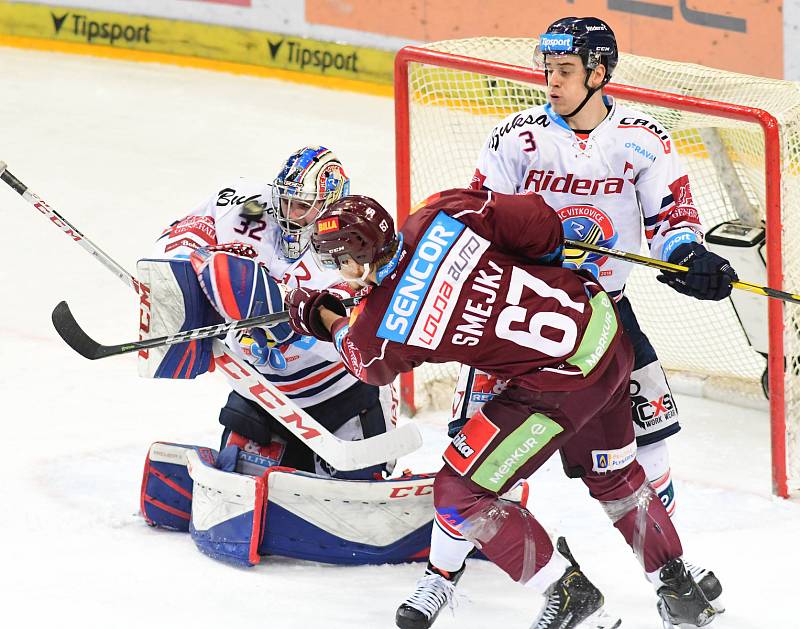 Utkání předkola play off hokejové extraligy - 3. zápas: HC Sparta Praha - HC Vítkovice Ridera, 14. března 2019 v Praze. Na snímku (zleva) brankář Vítkovic Patrik Bartošák, Jiří Smejkal, Daniel Krenželok