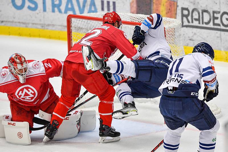 Přípravný hokejový zápas: HC Vítkovice Ridera - HC Oceláři Třinec, 9.srpna 2022, Ostrava. (zleva) Milan Doudera z Třince a Rostislav Marosz z Vítkovic.