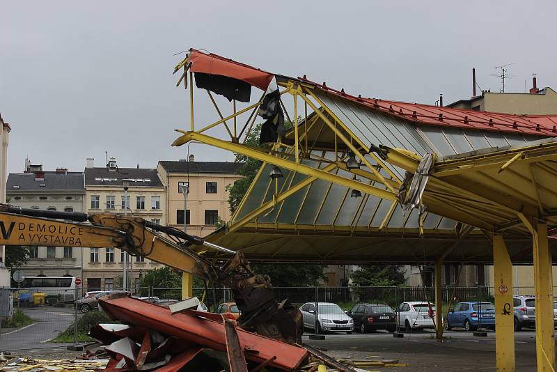 Demolice staré tržnice na Černé louce, 16. května v Ostravě.