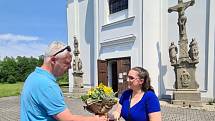 U Šikmého kostela převzala gratulaci Tereza Ondruszová z farnosti Karviná. Na snímku s náměstkem Janem Krkoškou.