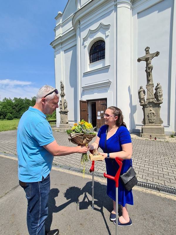 U Šikmého kostela převzala gratulaci Tereza Ondruszová z farnosti Karviná. Na snímku s náměstkem Janem Krkoškou.