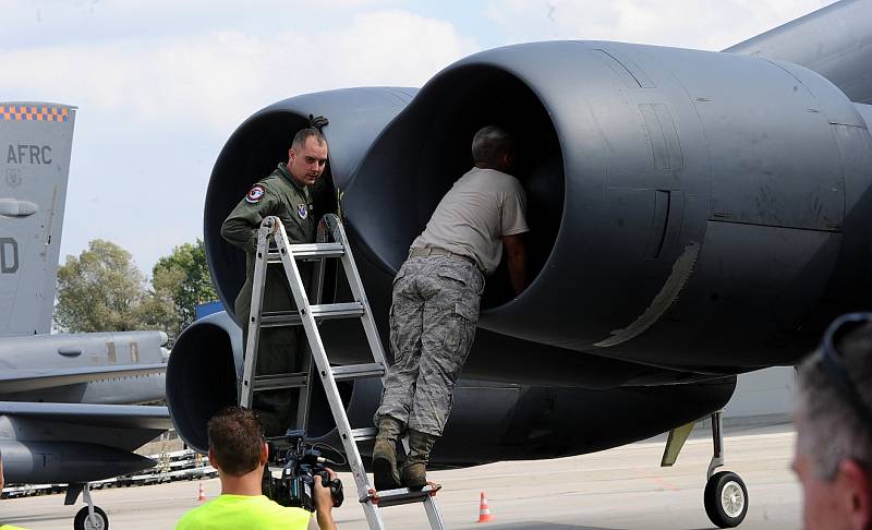 Dva legendární bombardéry B 52 přistály v úterý na Letišti Leoše Janáčka Ostrava. Obří stroje patří mezi největší atrakce letošního ročníku akce Dny NATO.